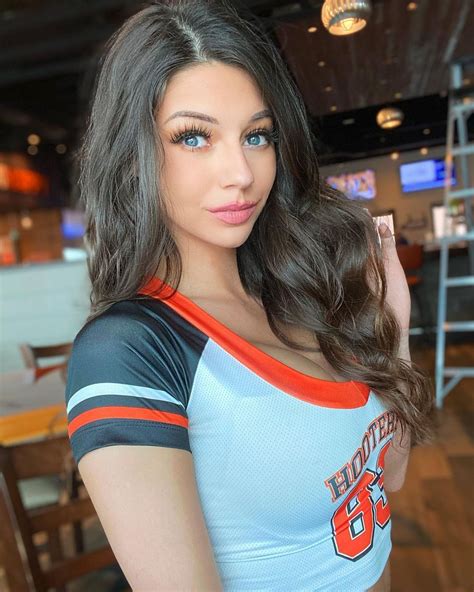 Hooters (@hootersgirlsonly